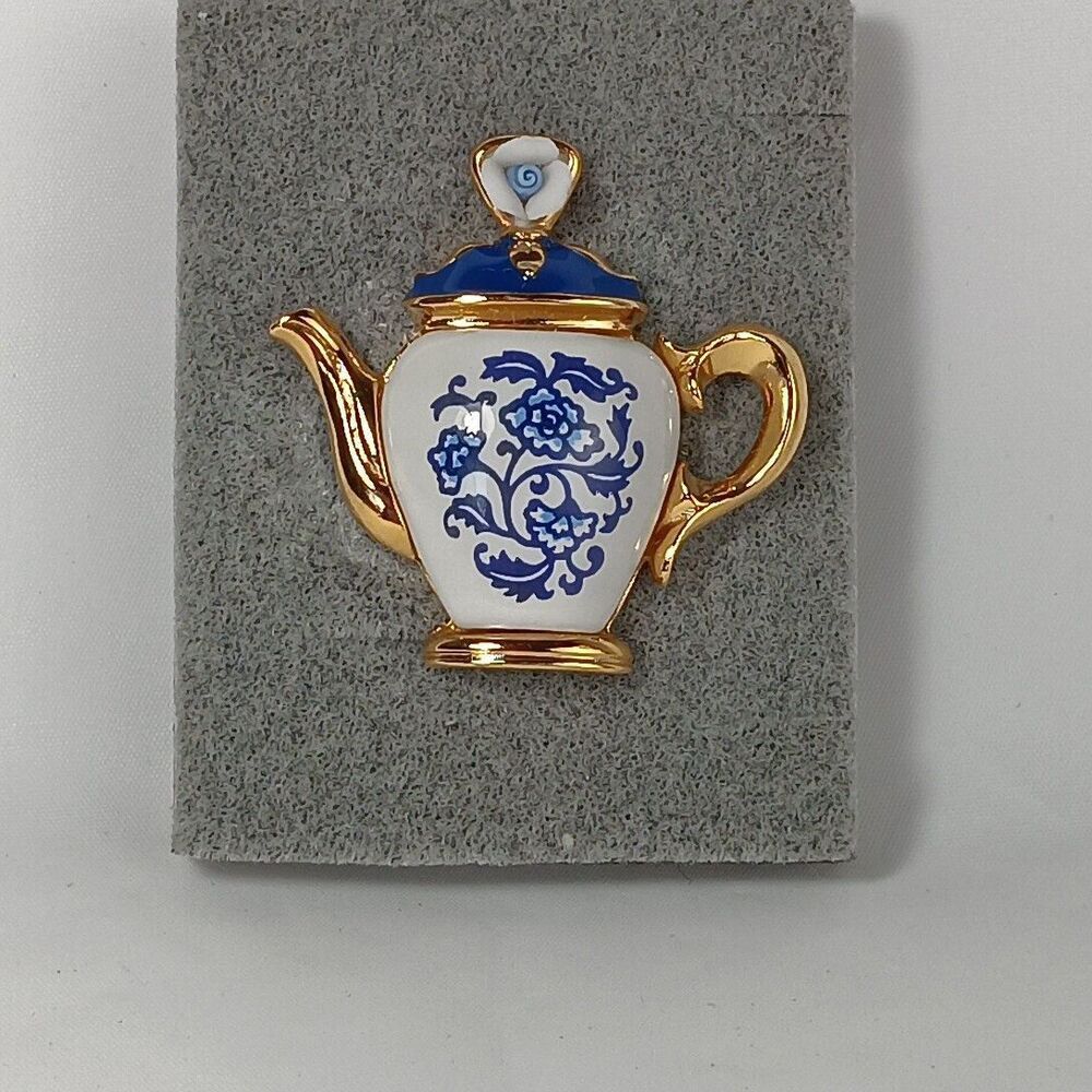 Avon Tea Time Novelty Pin Brooch Blue and White Floral Deft Blue Gold Trim - Picture 9 of 10
